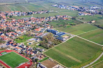 Parc sportif Maikammer avec salle de sport Kalmit et Gebrüder-Ullrich-Realschule plus à Maikammer dans le département Rhénanie-Palatinat, Allemagne