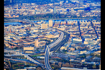 Chantier de construction de la nouvelle autoroute surélevée Süd (B37) reliant la gare principale au pont Konrad Adenauer sur le Rhin à le quartier Süd in Ludwigshafen am Rhein dans le département Rhénanie-Palatinat, Allemagne