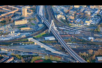 Pylône du pont de la B37 au-dessus de la gare et chantier de construction du pont pour le raccordement de l'autoroute surélevée au sud de la gare principale à le quartier Mitte in Ludwigshafen am Rhein dans le département Rhénanie-Palatinat, Allemagne