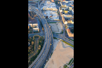 Site de la future Helmut-Kohl-Allee sur le terrain de l'ancien Rathaus Center, qui a été démoli jusqu'à ses fondations, situé sur la Hochstraße Nord (B44) qui sera encore démolie. à le quartier Mitte in Ludwigshafen am Rhein dans le département Rhénanie-Palatinat, Allemagne