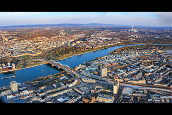 Panorama de la ville du nord-ouest sur les rives du Rhin, de Zollhof à Parkinsel avec Konrad-Adenauer-Brücke et Berliner Platz à le quartier Mitte in Ludwigshafen am Rhein dans le département Rhénanie-Palatinat, Allemagne
