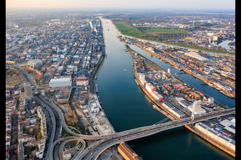 Site situé sur la rive sud du Rhin à le quartier BASF in Ludwigshafen am Rhein dans le département Rhénanie-Palatinat, Allemagne