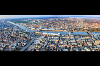 Panorama de la ville sur le Rhin depuis l'ouest, de BASF au pont Konrad Adenauer à le quartier Mitte in Ludwigshafen am Rhein dans le département Rhénanie-Palatinat, Allemagne