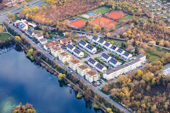 Quartier résidentiel au bord des rivières Kleine et Große Blies à le quartier Mundenheim in Ludwigshafen am Rhein dans le département Rhénanie-Palatinat, Allemagne