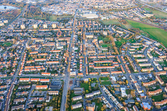 Maudacher Straße depuis l'ouest à le quartier Gartenstadt in Ludwigshafen am Rhein dans le département Rhénanie-Palatinat, Allemagne