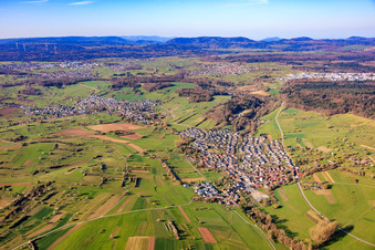 Du nord-est à le quartier Weiler in Keltern dans le département Bade-Wurtemberg, Allemagne
