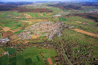 Du sud-est à le quartier Ellmendingen in Keltern dans le département Bade-Wurtemberg, Allemagne
