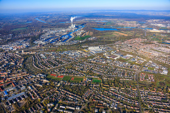 Panorama de la ville, de l'est au Rhin à le quartier Nordweststadt in Karlsruhe dans le département Bade-Wurtemberg, Allemagne