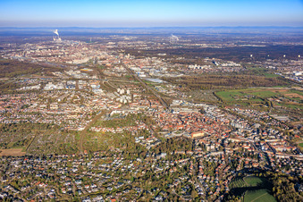 Vue de la ville depuis l'est jusqu'à la centrale hydroélectrique du port du Rhin à le quartier Durlach in Karlsruhe dans le département Bade-Wurtemberg, Allemagne