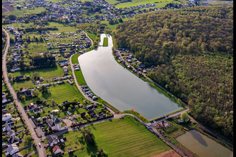 Deux étangs « Étang Saint-Vit » et une île servant de piste d'atterrissage à le quartier Blauberg in Saargemünd dans le département Moselle, France