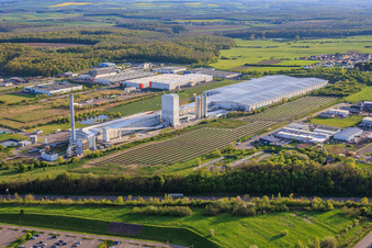 Verrerie AGC Glass Seingbouse SAS avec grand système PV en champ libre à Seingbouse dans le département Moselle, France
