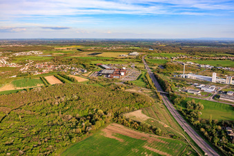 Tracé de l'Autoroute de l'Est vers le sud-est en passant devant le centre commercial Centre commercial B'EST à Farébersviller dans le département Moselle, France