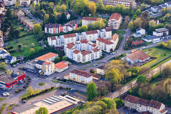 Rue en Verrerie avec Pharmacie Sainte Marie à le quartier Centre Ville Felsberg in Saint-Avold dans le département Moselle, France