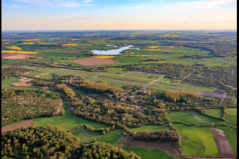 Piste de l'ancien aérodrome militaire de Grostenquin vue du nord-est à Bistroff dans le département Moselle, France