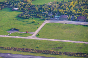 Hangars et voies de circulation de l'ancien aérodrome militaire de Grostenquin à Bistroff dans le département Moselle, France