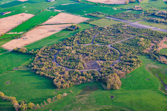 Chemin de fer circulaire et halls démolis sur l'ancien aérodrome militaire Grostenquin à Grostenquin dans le département Moselle, France