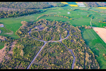 Chemin de fer circulaire et halls démolis sur l'ancien aérodrome militaire Grostenquin à Grostenquin dans le département Moselle, France