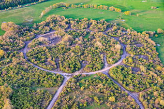 Chemin de fer circulaire et halls démolis sur l'ancien aérodrome militaire Grostenquin à Grostenquin dans le département Moselle, France