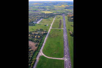 Piste de l'ancien aérodrome militaire de Grostenquin vue du sud-est à Bistroff dans le département Moselle, France