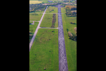 Piste de l'ancien aérodrome militaire de Grostenquin vue du sud-est à Bistroff dans le département Moselle, France