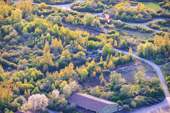 Parapentes au-dessus des hangars de l'ancien aérodrome militaire de Grostenquin à Bistroff dans le département Moselle, France