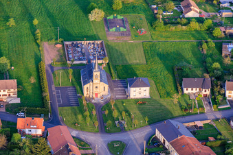 Église Saint-Joseph et Mairie de l'Ouest à Frémestroff dans le département Moselle, France