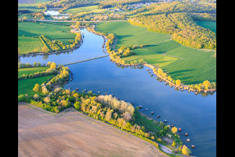 Pont sur le lac Étang du Welschhof à Puttelange-aux-Lacs dans le département Moselle, France