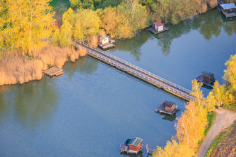 Pont sur l'extrémité orientale de l'étang du Welschhof à Puttelange-aux-Lacs dans le département Moselle, France