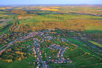Vue village dans un méandre de la Sarre et Canal des Houillères de la Sarre à Wittring dans le département Moselle, France