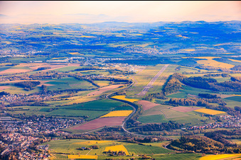 Piste de l'aéroport TRIWO Zweibrücken (EDRZ) depuis le sud à le quartier Brenschelbach in Blieskastel dans le département Sarre, Allemagne