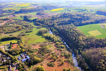 Cours de la rivière Blies et piste cyclable de Bliestal à le quartier Blickweiler in Blieskastel dans le département Sarre, Allemagne
