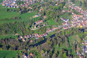 Château de Frauenberg et église Église Saint-Jacques-le-Majeur au-dessus de la Blies à Frauenberg dans le département Moselle, France