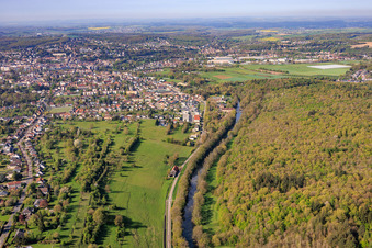 Cours de la rivière Blies le long de la frontière franco-allemande à le quartier Blies Nord in Saargemünd dans le département Moselle, France