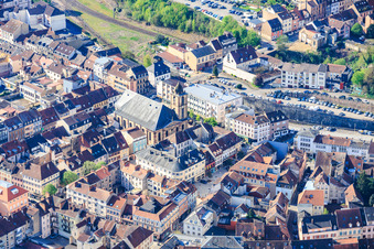 Centre-ville avec l'église Saint-Nicolas à Saargemünd dans le département Moselle, France
