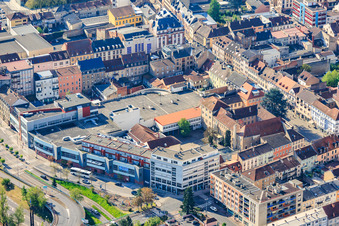 Parking Garage Rue du Maire Massing Garage au dessus du centre commercial Le Carré Louvain à Saargemünd dans le département Moselle, France