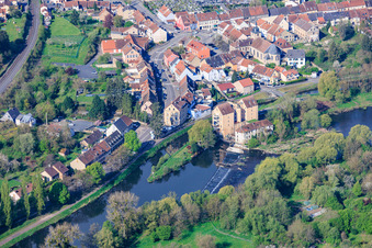 Vieux Moulin Welferding Centrale hydroélectrique sur une île de la Sarre à le quartier Welferding in Saargemünd dans le département Moselle, France