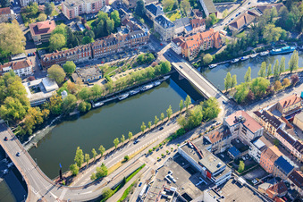 Ponts de la Sarre Pont de l'Europe et Pont des Alliés, et port de plaisance du sud-ouest à le quartier Blies Sud in Saargemünd dans le département Moselle, France
