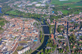 Vue d'ensemble de la ville sur les rives de la Sarre depuis le sud à Saargemünd dans le département Moselle, France