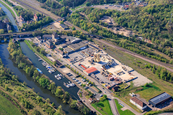 Embarcadère pour bateaux sur le Canal du Charbon de la Sarre / Canal des houillères de la Sarre avec la quincaillerie BigMat ANGERMULLER à Saargemünd dans le département Moselle, France