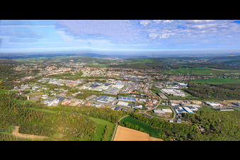 Panorama de la ville depuis le sud-est à le quartier Zone Industrielle du Grand Bois Fayencerie in Saargemünd dans le département Moselle, France