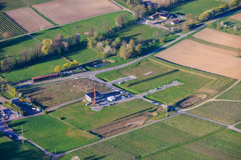 Parc industriel d'Am Lokschuppen avec le nouveau chantier de construction de l'atelier de réparation automobile de Tobias Hübenthal à Klingenmünster dans le département Rhénanie-Palatinat, Allemagne