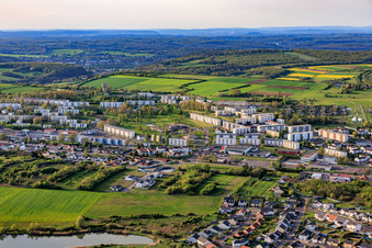 Lotissement de maisons préfabriquées sur l'avenue Victor Hugo à Farébersviller dans le département Moselle, France