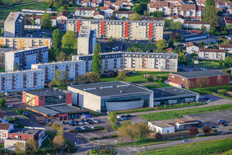 Le Complexe Sportif Marcel Cerdan et le lotissement préfabriqué de l'Av. Victor Hugo à Farébersviller dans le département Moselle, France
