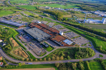 Centre commercial B'EST avec FNAC Farébersviller 3 et parc d'attractions B'Fun à Farébersviller dans le département Moselle, France