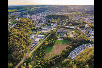 Vue de la ville depuis l'est avec l'hôpital De Saint-Avold à le quartier Forêts de Zang et du Steinberg in Saint-Avold dans le département Moselle, France