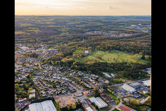 Cimetière militaire américain et site commémoratif de Saint-Avold entre la centrale électrique et la ville à le quartier Forêts de Zang et du Steinberg in Saint-Avold dans le département Moselle, France