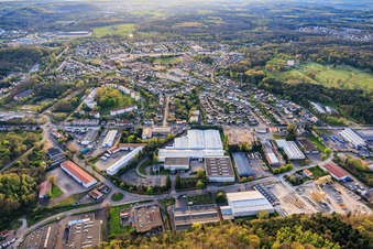 Vue ville depuis l'Est avec la centrale à béton DODO SAMM et ANGERMULLER (Béton Prêt à l'Emploi) à le quartier Zone Industrielle-Hollerloch-Gros Hêtre in Saint-Avold dans le département Moselle, France
