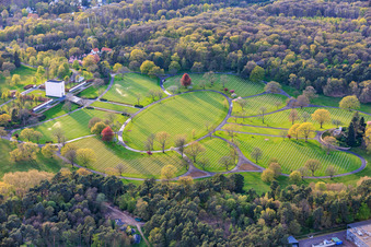 Rangées de pierres tombales et parc au cimetière militaire américain et site commémoratif de Saint-Avold à le quartier Forêts de Zang et du Steinberg in Saint-Avold dans le département Moselle, France