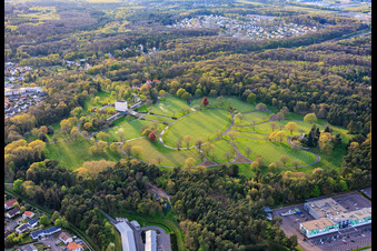 Rangées de pierres tombales et parc au cimetière militaire américain et site commémoratif de Saint-Avold à le quartier Forêts de Zang et du Steinberg in Saint-Avold dans le département Moselle, France