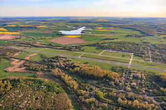 Piste de l'ancien aérodrome militaire de Grostenquin vue du nord-est à Bistroff dans le département Moselle, France